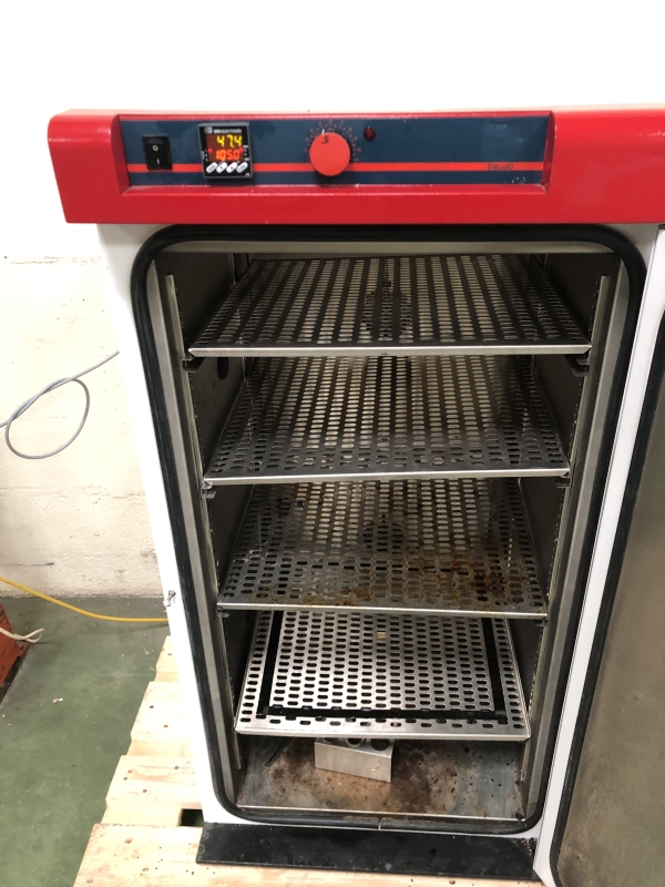 Étuve de laboratoire modèle AC240 en condition d'occasion