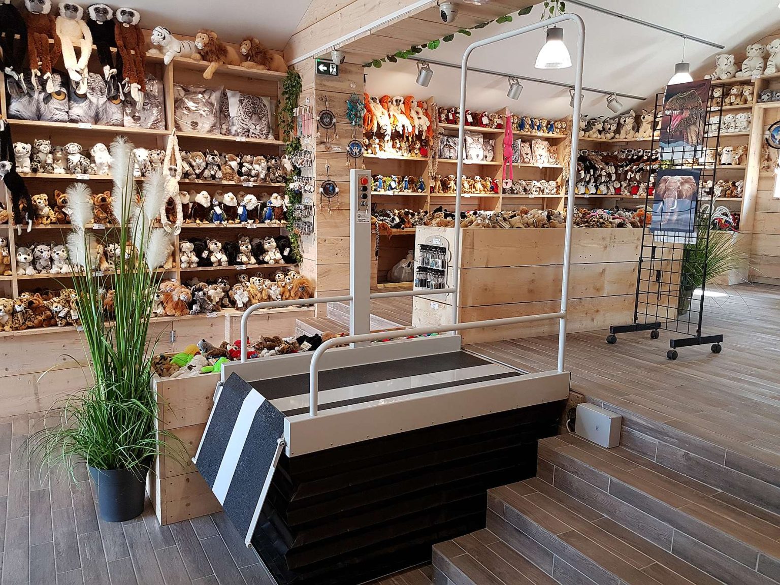 Plateforme élévatrice verticale  pour le  transport des passagers  et des fauteuils roulants jusqu'à 1300 centimètres - en Bretagne et à Nantes - LIFTBOY_1