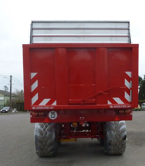 Remorque B180BV avec flèche sécurisée et descente hydraulique pour une utilisation simplifiée