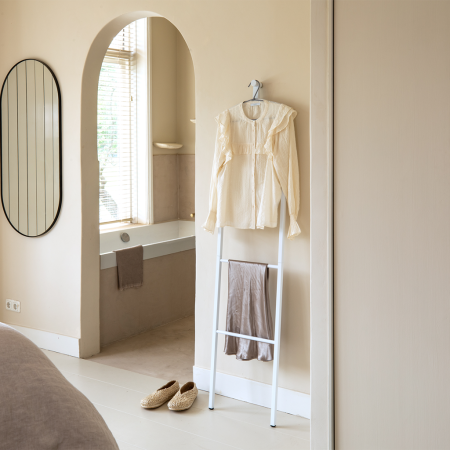 Échelle porte-vêtements Linn -White avec 3 barres pour suspendre vêtements, crochet pour cintres et section supérieure arrondie_1