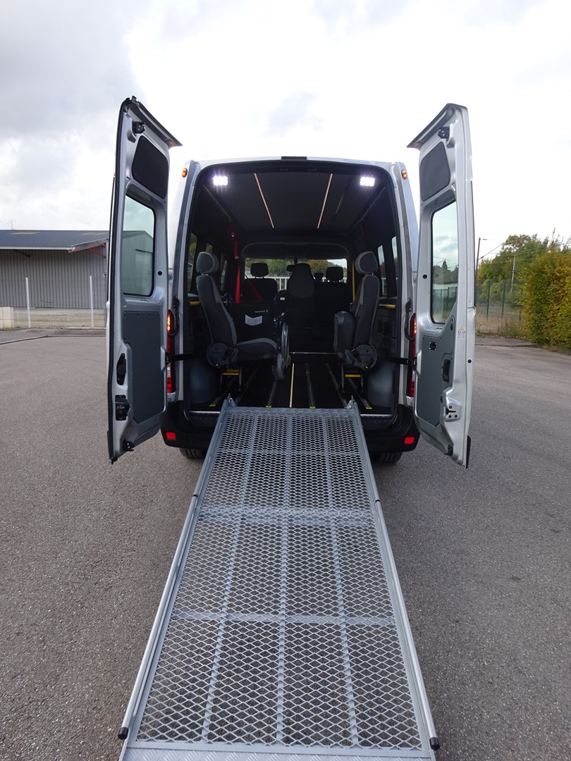 Véhicule Renault Master gris métallisé avec rampe d'accès manuelle