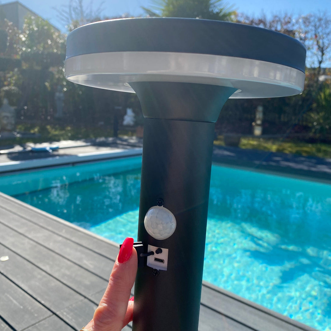 Borne solaire noire Living pour piscine - éclairage économique avec 3 modes et USB intégré_1