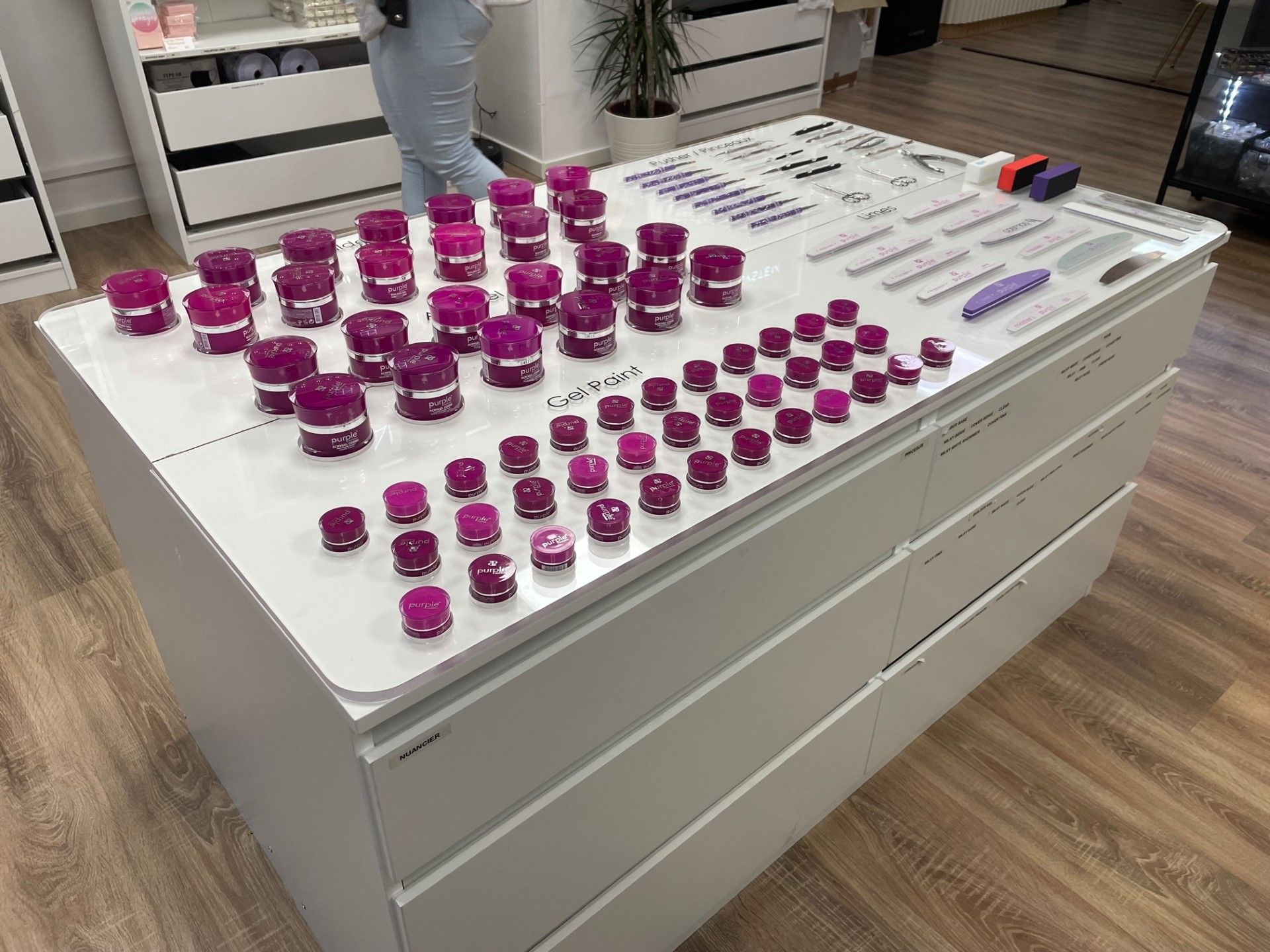 Présentoirs en plexiglas pour boutiques - élégance, polyvalence et personnalisation_1