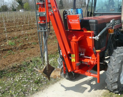 Tarière à construction mécano-soudée avec déport hydraulique pour vignes de 1m30 à 2m - Pare-fil et amortisseur_1