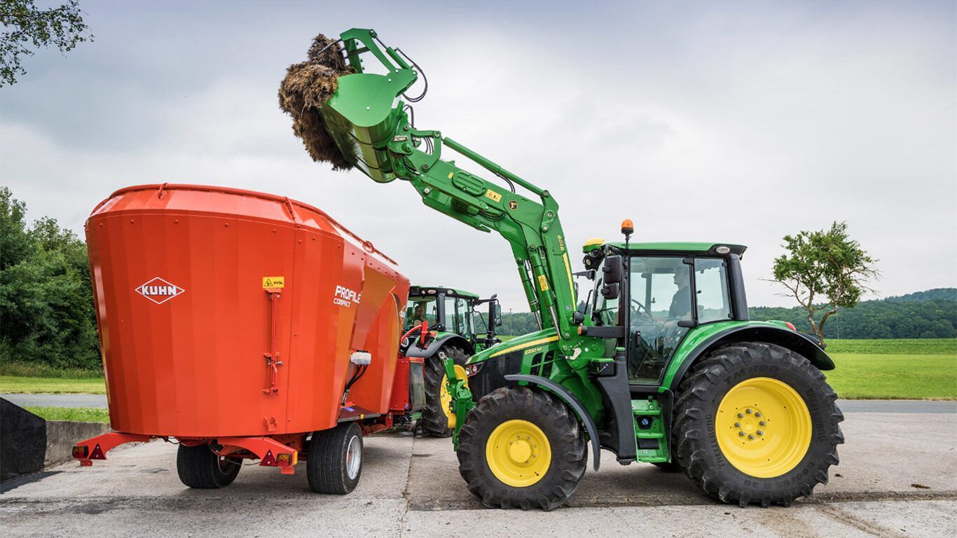 Vue du tracteur John Deere 6090M adapté aux travaux agricoles quotidiens