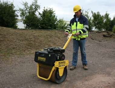 Rouleau compresseur BW 55 E Bomag - monocylindre à guidage manuel - 2.2 Kw Honda - 560 mm de largeur de travail_1