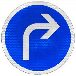 Panneau d'obligation B21C1 - Direction obligatoire à droite à la prochaine intersection - WP Signalisation_1