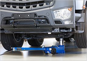 50-2 - Cric hydropneumatique à deux étages AC Hydraulic - Capacité : 50/25 T - Pour bus et camions de grande taille_1