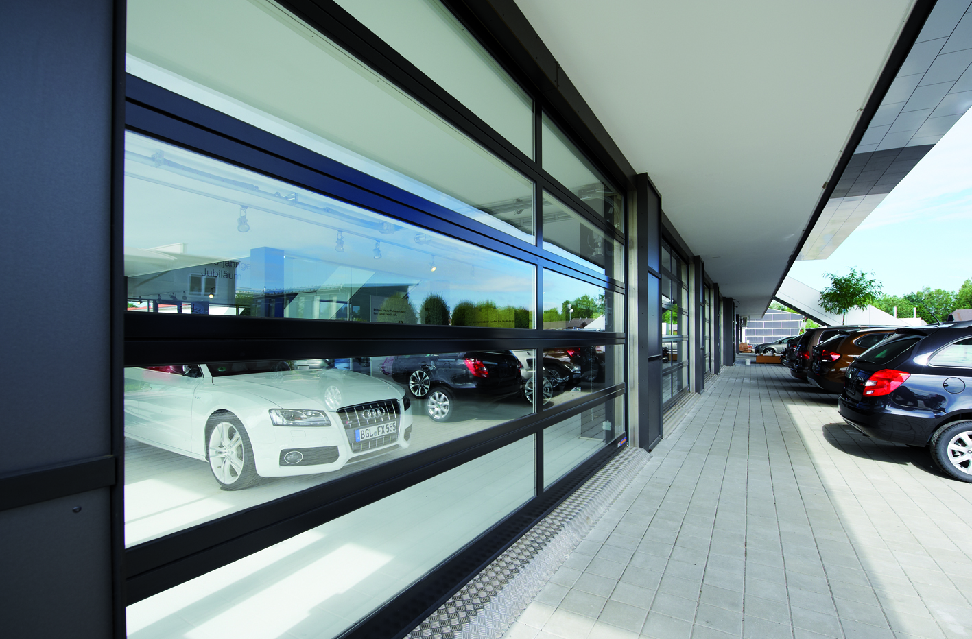 Porte sectionnelle industrielle sur mesure Hormann - motorisée ou manuelle - usage intensif avec 10 couleurs au choix_1