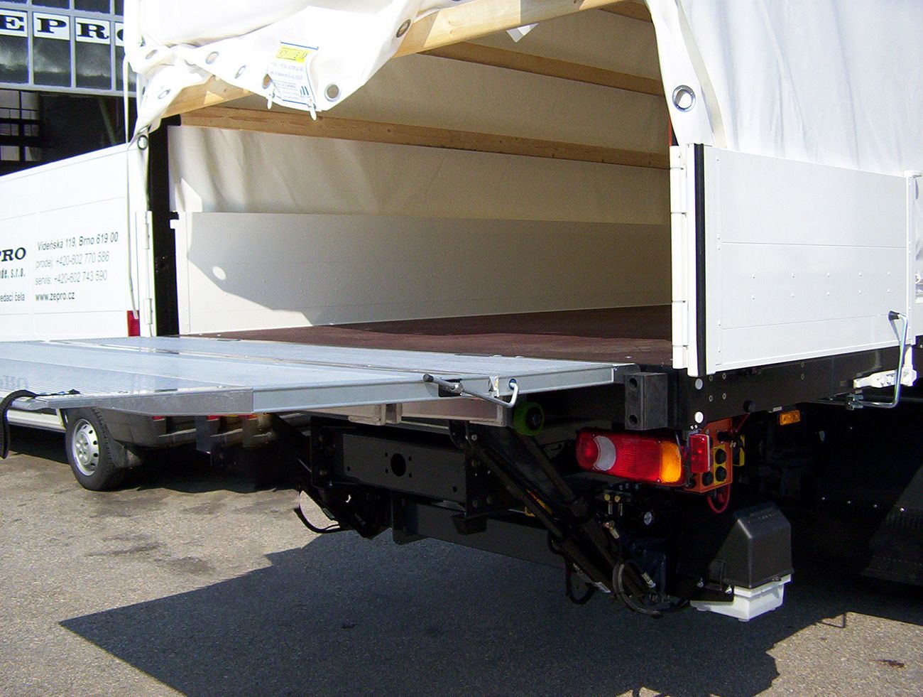 SZH 100 - Hayon élévateur rétractable - Hiab Zepro - 1000 kg - Plateforme repliable et montage sous camion_1