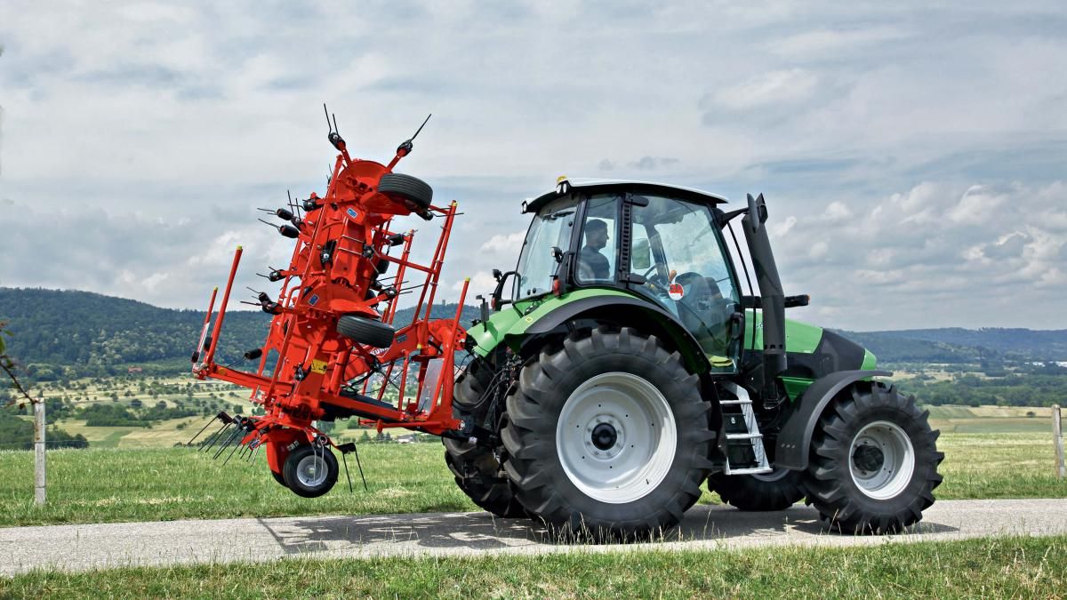 Machine de fanage GF 1002 compacte et fiable pour exploitations agricoles