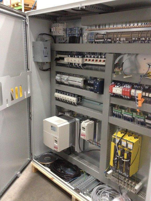 Rétrofit électrique et mécanique - Rectifieuse cylindrique Voumard 400 avec cabine étanche et mise en géométrie_1