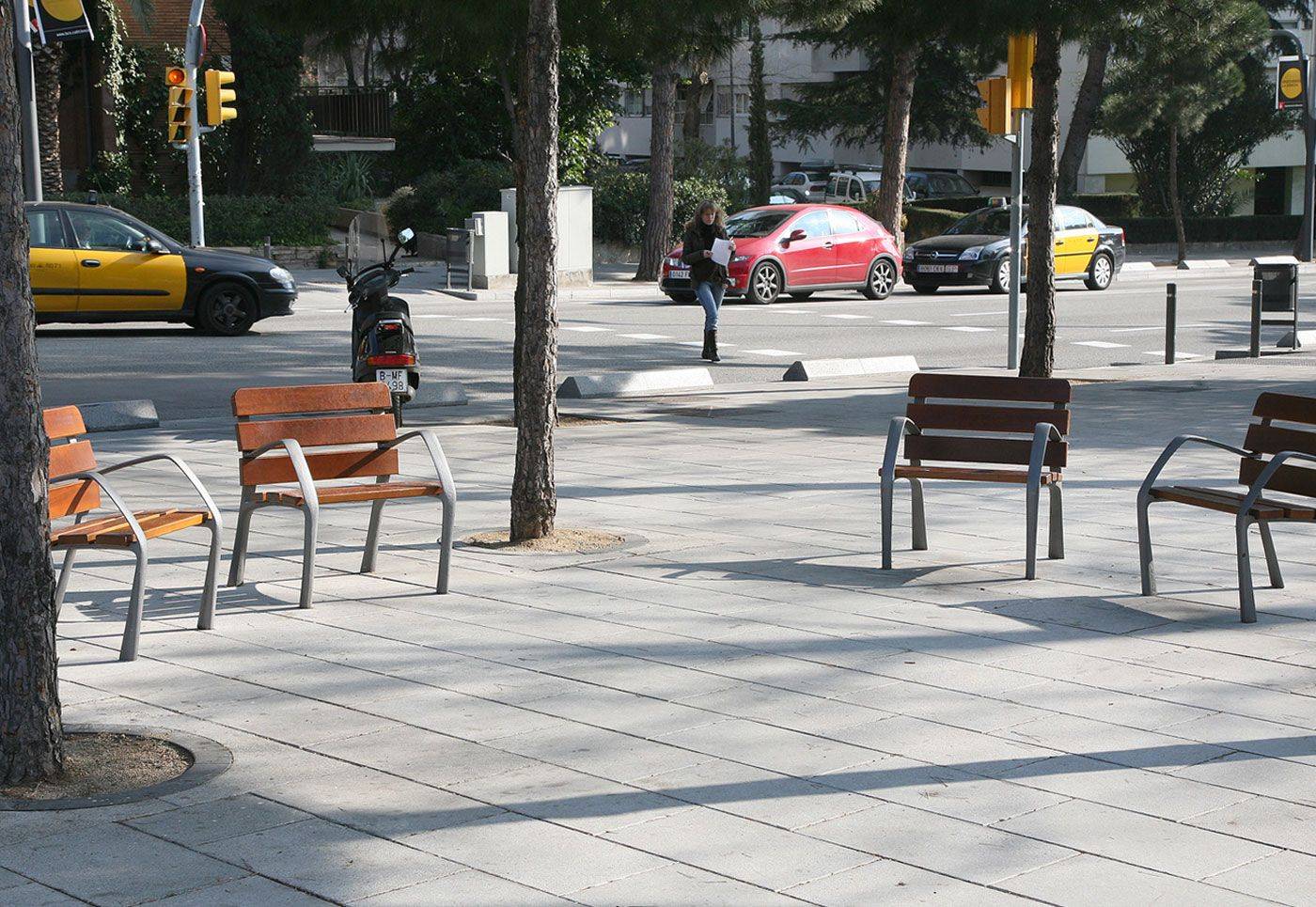 Chaise Neobarcino UM304NS - bois FSC ou d'ingénierie - piètement en fonte ductile avec traitement anticorrosion_1