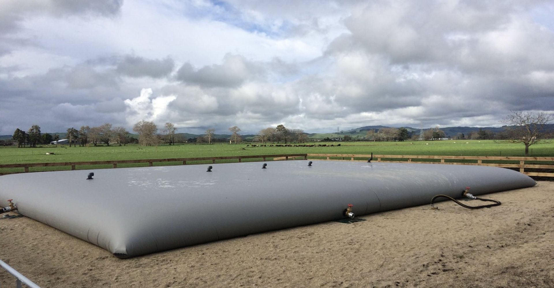 Citerne souple fermée, rapide à déployer, facilement transportable, utilisée pour le stockage de multiples liquides industriels_1