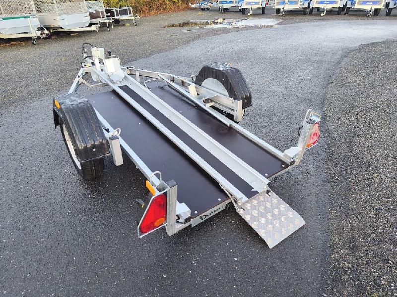 Remorque porte moto basculante DEBON ROADSTER MOTO 1V2 - 1 place - 1 essieu - PTAC 750 KG - Roadster Camp_1