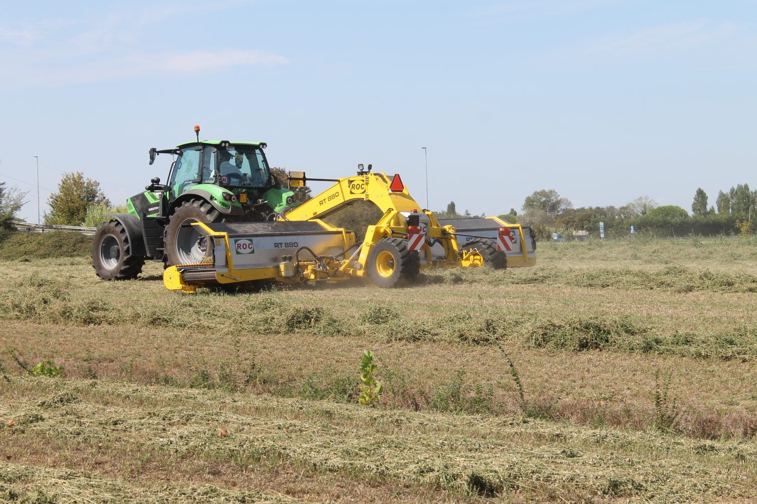 RT 880 - Andaineur à tapis - Roc SRL - 2 éléments avec largeur travail 8,85 m et largeur récolte 7,3 m_1