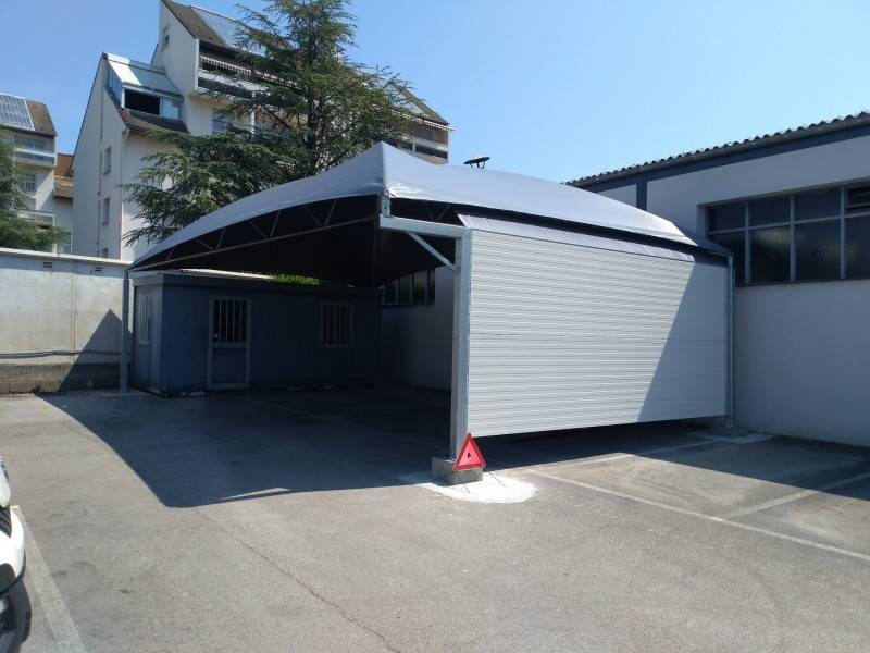 Préau sur mesure en acier galvanisé pour usines - Toit en toile 10 ans, résistant au feu M2, grêle et vent jusqu'à 130 km/h_1