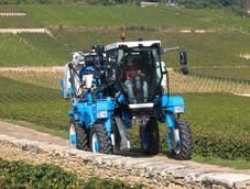 Tracteur à transmission hydrostatique avec châssis monocoque