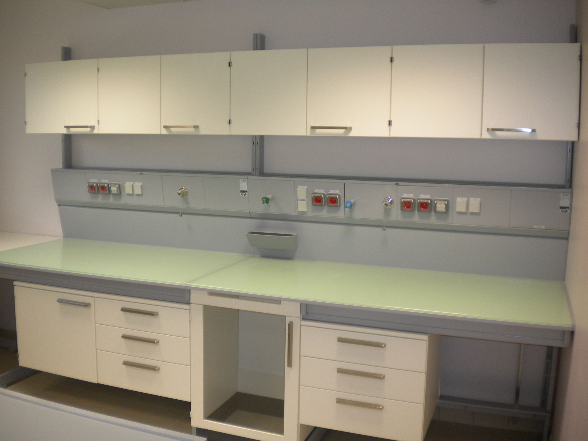 Paillasse de laboratoire avec cellule d'énergie fermée_1