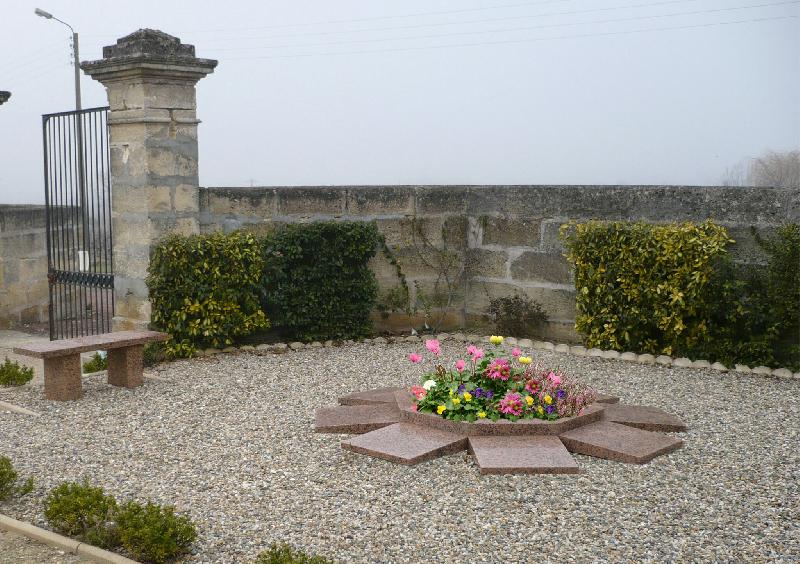 Sépultures enterrées - Marguerite - Granimond - Granit massif pour 3 urnes par famille_1