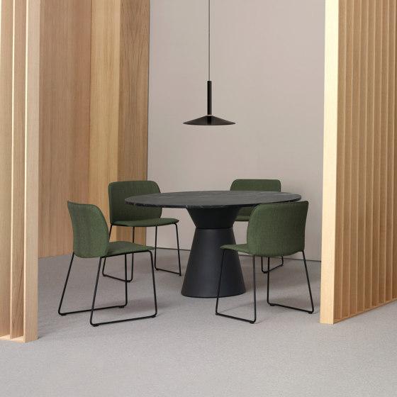 Chaise empilable Aryn Max - Design Jonathan Prestwich - Rembourrée ou plastique - Piètement acier ou traîneau_1