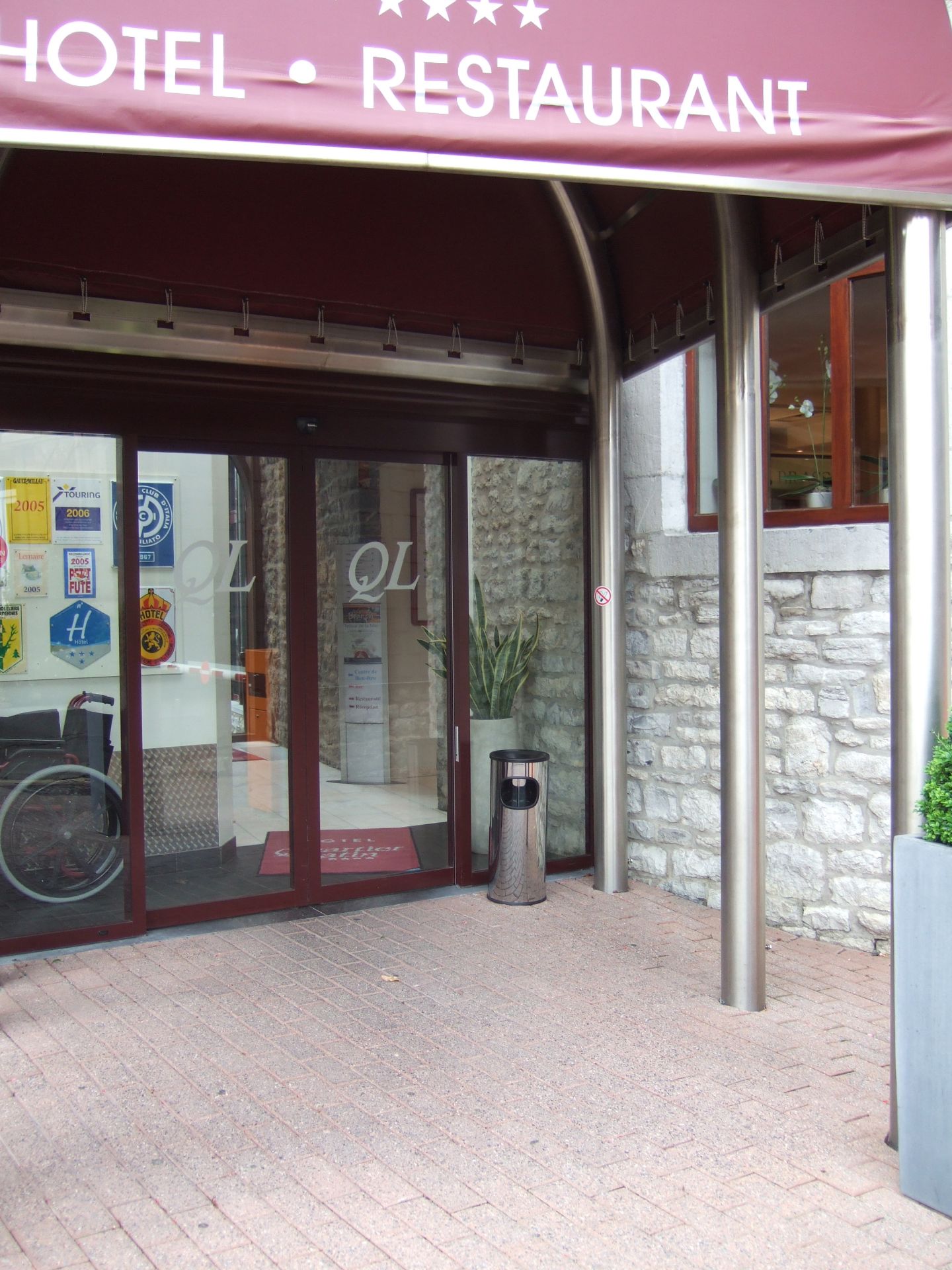 Cendrier poubelle 30L - inox et métal - anti-fumée avec entonnoir et kit de montage_1