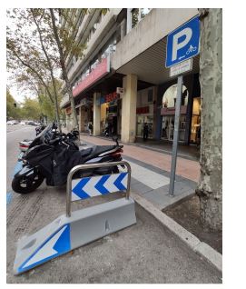 Bloc de délimitation de zone de parking en PEHD - 1600 x 350 x 900 mm - arceau en acier peint ou inox_1