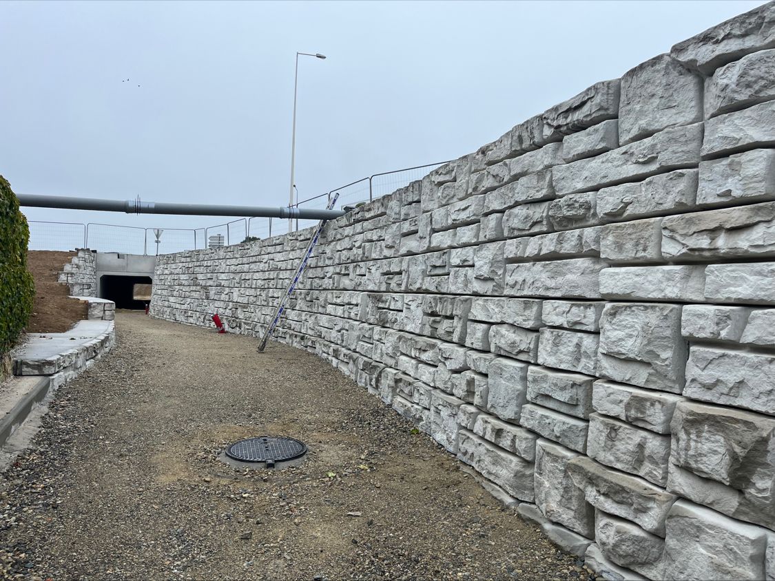 Mur anti-bruit en blocs béton empilables - finition lisse ou aspect pierre - pare-feu et pare-vent_1