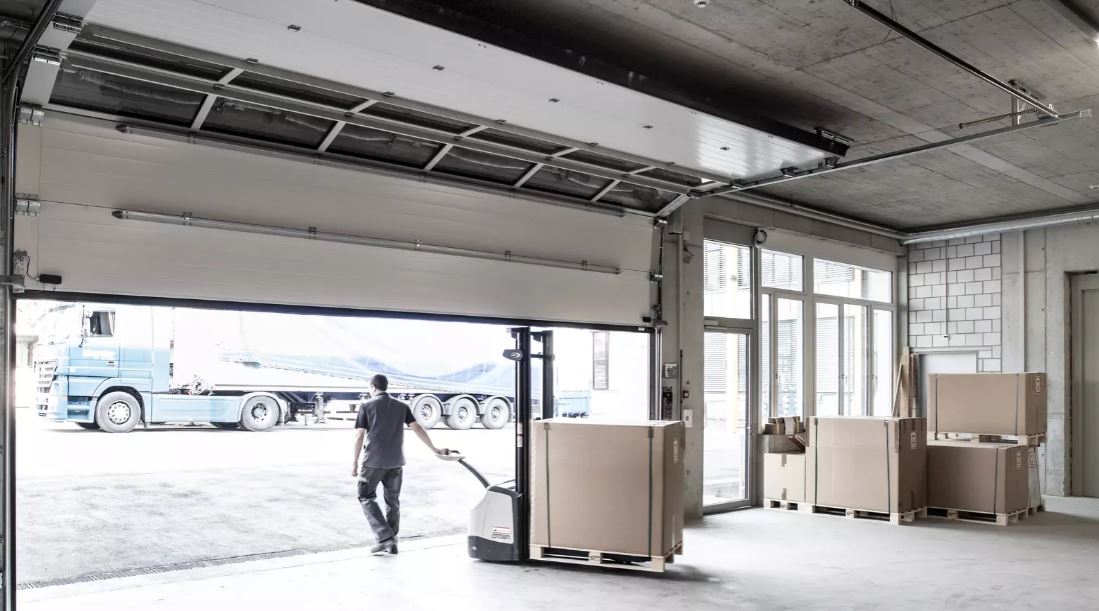 Porte sectionnelle industrielle sur mesure - Fiable, personnalisable et adaptée à tout projet de construction_1