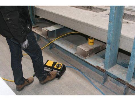 XA11V - Pompe hydraulique à entraînement pneumatique avec 4/3 Distributeur et 1.0 litres d'huile utile pour vérin ou outil à double effet_1