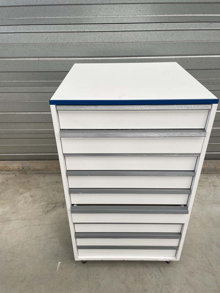 Meuble d'occasion de laboratoire avec 9 tiroirs - sur pieds métal - atex - P21091162_1