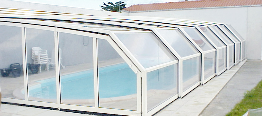 Abri piscine haut adossé Bruxelles - télescopique motorisé en aluminium avec vitrages PMMA et toiture anti-UV_1