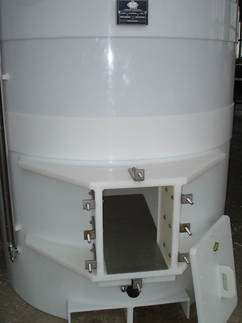 Cuve à vin rouge - 28,50 HL au débordement - Fond en pente inclinée avec grille de filtration inox_1