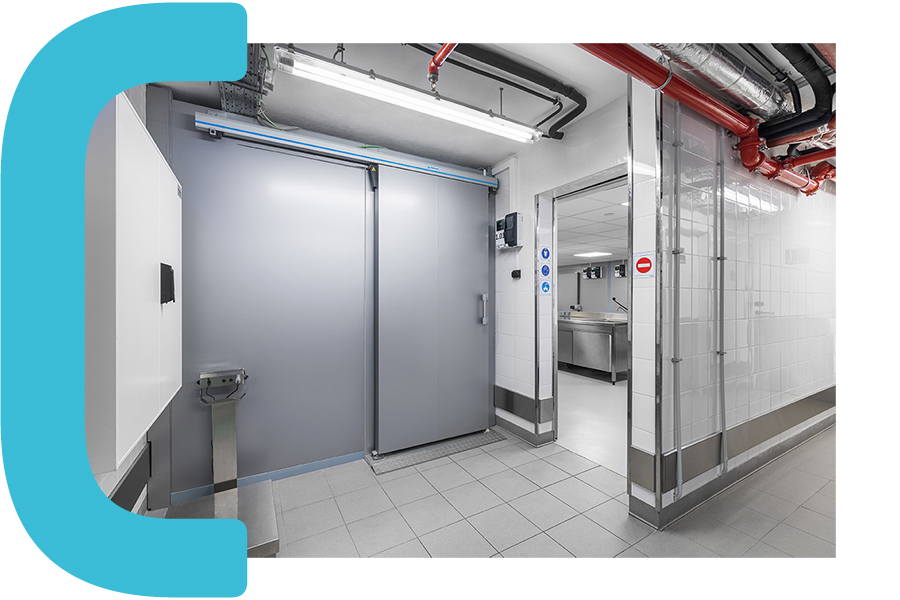 Chambre froide en kit, modulable et évolutive, composée d'une porte pivotante bombée et de couleur extérieure grise RAL 9006, conçue pour répondre à toute situation - MATRIX - COLDKIT PORTISO_1