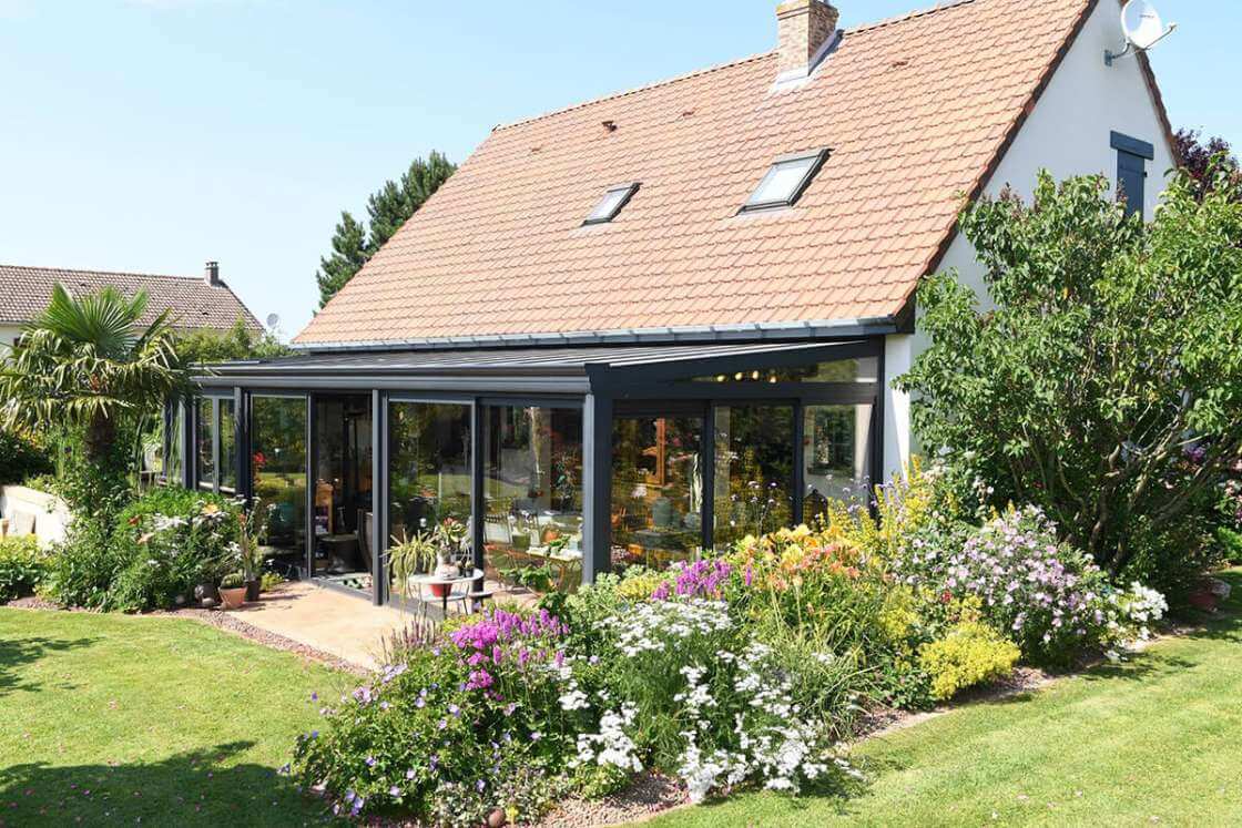 Véranda classique toiture rectangulaire, avec triangle de rive sur les côtés - Agate_1