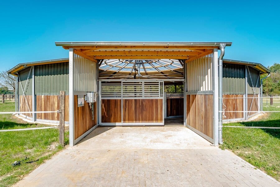 Marcheur suspendu couvert pour chevaux avec rond de longe - 6 à 12 chevaux - Réalisation sur mesure_1