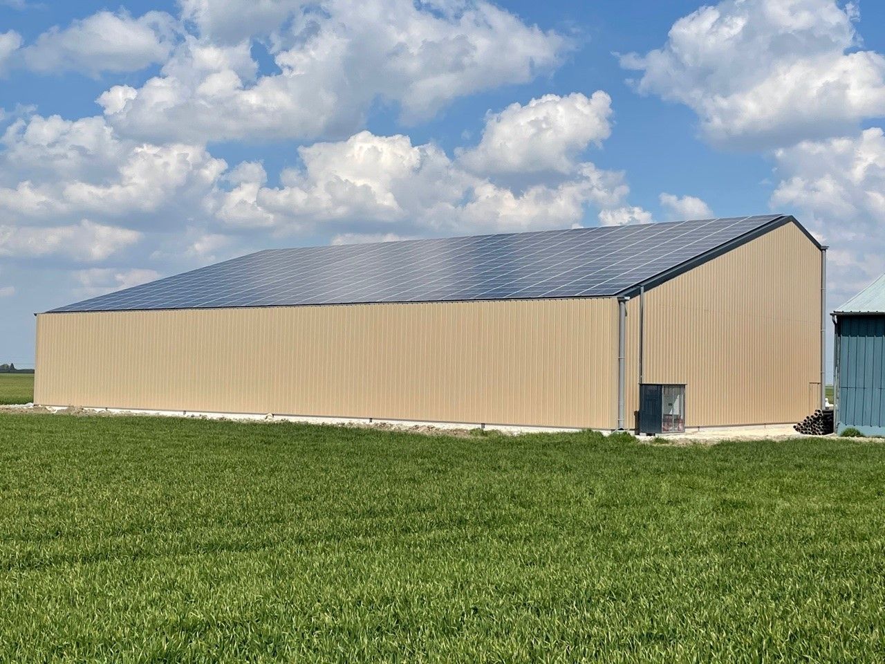 Hangar solaire asymétrique - 600 à 1800 m² - stockage dégagé et production d'énergie photovoltaïque_1