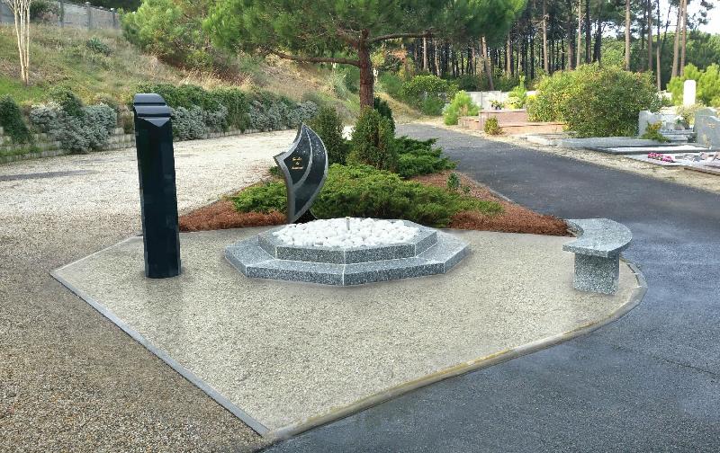 Jardins du souvenir - Les Stèles - Stèle Cassiopée en granit massif avec gravure personnalisée_1