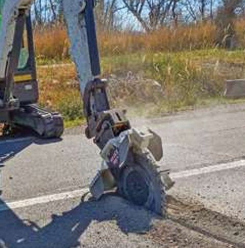 Scies à rocher pour pelles, offrant des profondeurs de travail allant de 100 à 500 mm - RWE 50 Simex_1