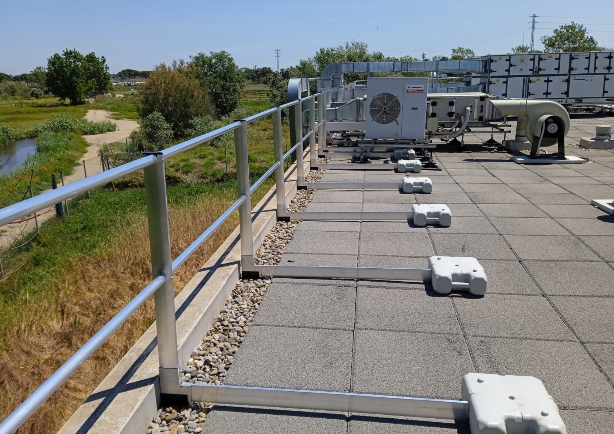 Garde corps autoportant pour toiture terrasse, constitué d'un montant profilé en aluminium - GM T22_1