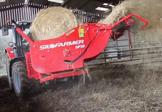 Équipement agricole polyvalent pour pailler et dérouler la paille