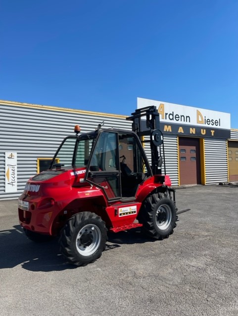 Location courte durée - Chariot élévateur tout terrain diesel 3000 kg avec roues motrices - Compact et performant_1