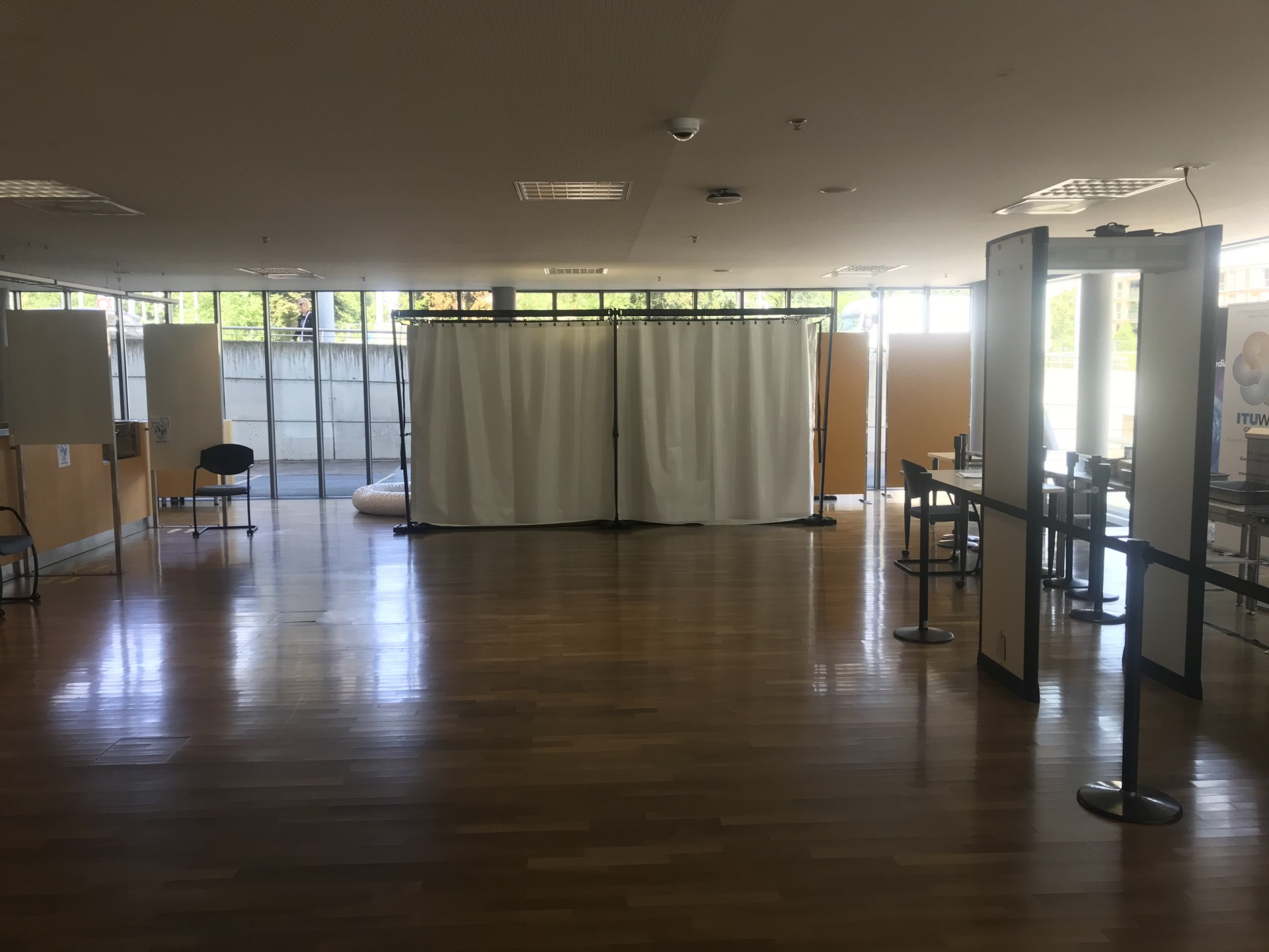 Dispositif de décontamination portable pour structures sanitaires