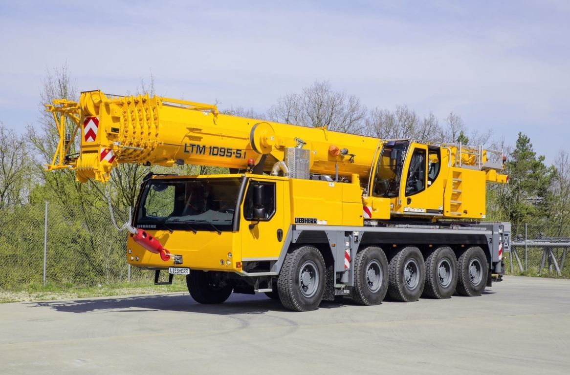Grue automotrice LTM 1095-5.1 - Liebherr - capacité de charge max 95 t - flèche télescopique jusqu'à 58 m_1