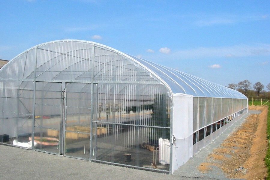 Serre tunnel 8m de largeur avec pignons relevables et enroulables