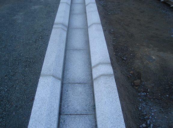 Bordures flammées ou bouchardées en granit_1