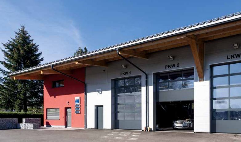 Porte sectionnelle industrielle motorisée Hörmann SPU F40 Basic - Panneaux 40 mm en acier injectés de mousse polyuréthane_1