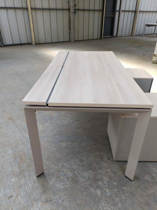 Bureau droit avec Passe Cable Steelcase 140 x 80 cm - Design élégant et minimaliste d'occasion_1