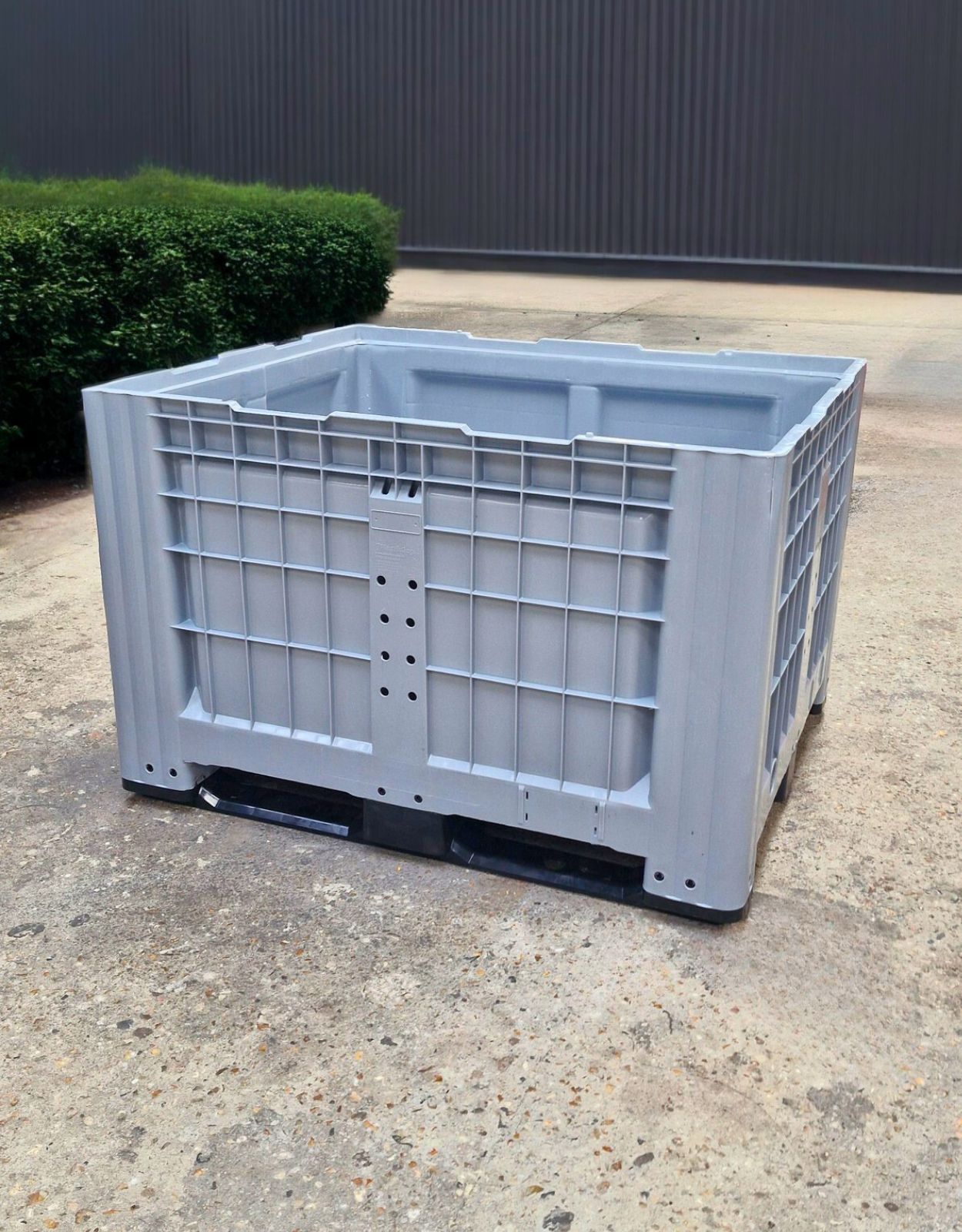 Caisse palette plastique 690 litres_1