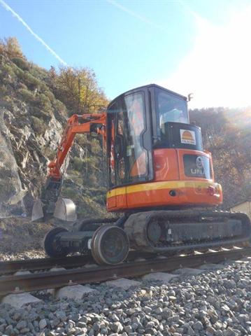 Engin rail-route compact pour chantier ferroviaire